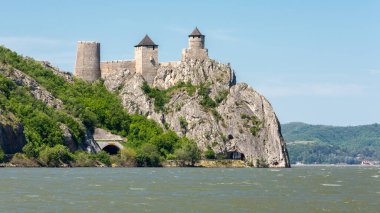 Golubac ortaçağ kalesi Sırbistan 'daki Tuna Nehri üzerindeki bir uçurumda