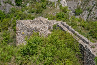 Doğu Sırbistan 'daki Sokobanja kenti yakınlarındaki Soko Grad Sokolac (Falcon City) ortaçağ kalesinin kalıntıları