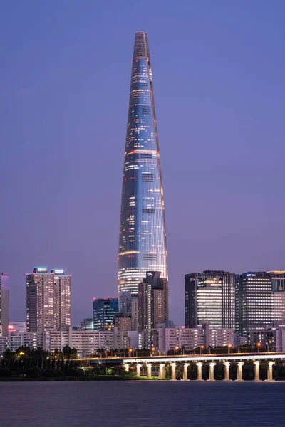 2021年9月15日のソウルのロッテワールドタワー超高層ビルの夕景 — ストック写真