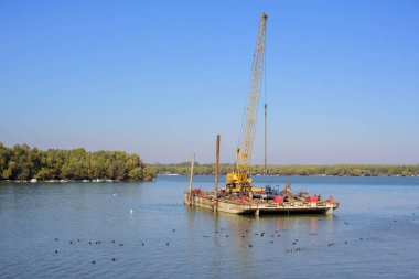 5 Kasım 2024 'te Sırbistan' ın Belgrad kentindeki Tuna Nehri üzerinde vinci olan bir mavna.