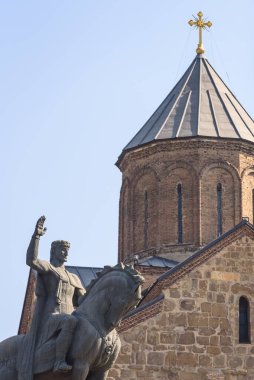 9 Ekim 2025 'te Gürcistan' ın Tiflis kentindeki Mtkvari nehrinin yukarısındaki Doğuş Kilisesi ve Kral Vakhtang Gorgasali anıtı