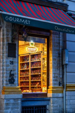 Belçika 'da 15 Temmuz 2025' te Brüksel, Belçika 'da çeşitli çikolatalarla dolu raflar sergilendi.