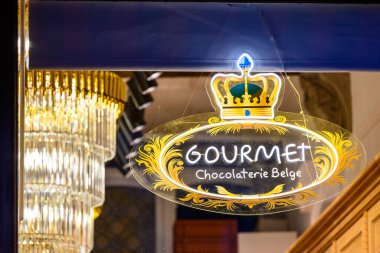 Belçika 'nın Brüksel kentinde 15 Temmuz 2025' te bir çikolata dükkanı için imza.