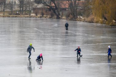 Çek Cumhuriyeti 'nin Telc kentindeki donmuş bir gölde 8 Şubat 2025 tarihinde insanlar buz pateni yapıyor.