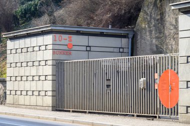 9 Şubat 2025 tarihinde Çek Cumhuriyeti 'nin Güney Moravya bölgesindeki Brno' da 10-Z sığınağına soğuk savaş nükleer ve hava saldırısı sığınağı girişi