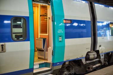 Busan istasyonundaki kurşun treni, 16 Şubat 2023 'te Busan, Güney Kore' deki modern yüksek hızlı tren istasyonu.