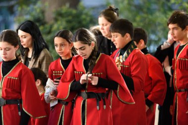 14 Ekim 2025 'te Gürcistan' ın Tiflis kentinde düzenlenen bir kültür etkinliğinde geleneksel Gürcü halk kostümleri giymiş bir grup çocuk