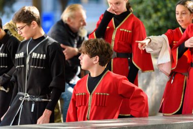 14 Ekim 2025 'te Gürcistan' ın Tiflis kentinde düzenlenen bir kültür etkinliğinde geleneksel Gürcü halk kostümleri giymiş bir grup çocuk