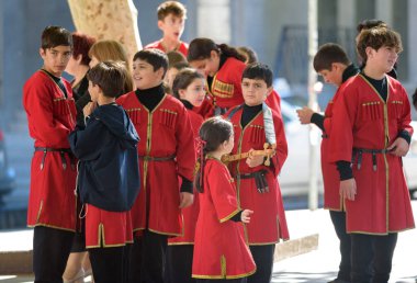 14 Ekim 2025 'te Gürcistan' ın Tiflis kentinde düzenlenen bir kültür etkinliğinde geleneksel Gürcü halk kostümleri giymiş bir grup çocuk