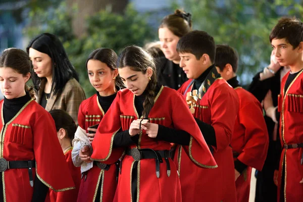 14 Ekim 2025 'te Gürcistan' ın Tiflis kentinde düzenlenen bir kültür etkinliğinde geleneksel Gürcü halk kostümleri giymiş bir grup çocuk