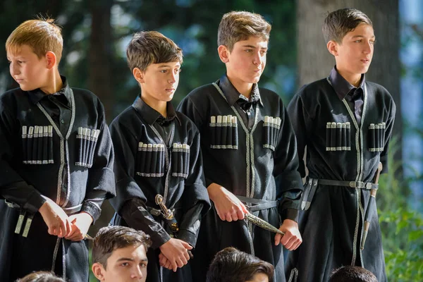 14 Ekim 2025 'te Gürcistan' ın Tiflis kentinde düzenlenen bir kültür etkinliğinde geleneksel Gürcü halk kostümleri giyen çocuklar