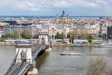 30 Nisan 2023 'te Macaristan' ın başkenti Tuna Nehri ve Budapeşte 'nin havadan şehir manzarası