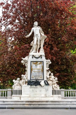 3 Mayıs 2023 'te Avusturya, Viyana' daki Burggarten halk parkında Mozart Heykeli