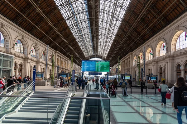 Budapeşte Keleti Palyaudvar tren istasyonu, 1 Mayıs 2023 tarihinde Budapeşte, Macaristan 'daki ana uluslararası ve şehirler arası tren istasyonu.