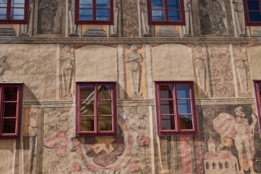 Çek Cumhuriyeti 'nin güney Bohemya bölgesinde 27 Temmuz 2024' te popüler turizm merkezi Cesky Krumlov 'un eski tarihi evleri