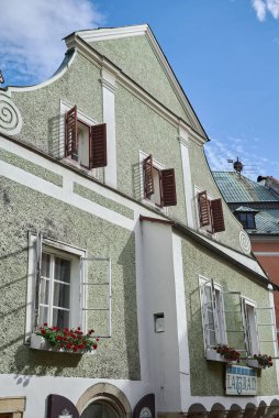 Çek Cumhuriyeti 'nin güney Bohemya bölgesinde 27 Temmuz 2024' te popüler turizm merkezi Cesky Krumlov 'un eski tarihi evleri