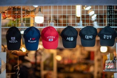 25 Kasım 2023 'te Güney Kore' nin Seul kentinde Korece metin ve sembollerin yer aldığı renkli keplerin sergilenmesi, kültürel hediyelik eşyaların sergilenmesi