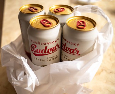 Çek Cumhuriyeti 'nin Prag kentindeki bir masada 27 Ekim 2023 tarihinde beyaz bir plastik poşette dört kutu Budvar Çek birası