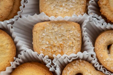 Kağıt bardaklarda şekerli Danimarka kurabiyelerinin yakın çekimi.