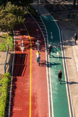21 Ekim 2023 'te Güney Kore' nin Seul kentindeki Han nehri boyunca yürüyen ve bisiklet süren insanların bulunduğu renkli bisiklet ve yaya yolunun havadan görünüşü.