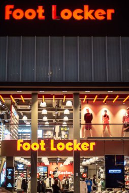 20 Ekim 2023 'te Güney Kore, Seul' de ışıklı tabelaları ve vitrinleri olan bir mağaza.