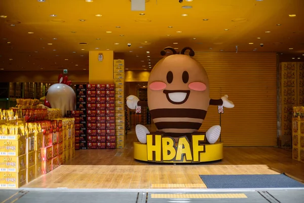 Büyük bir çizgi film karakteri, 27 Ocak 2024 'te Güney Kore' nin Seul kentindeki Myeongdong alışveriş bölgesindeki HBAF abur cubur dükkanında ziyaretçileri karşılıyor.