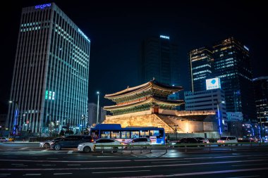 9 Mart 2024 'te Güney Kore' nin başkenti Seul 'deki Sungnyemun ya da Namdaemun' un Güney Büyük Kapısı gece görüşü