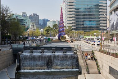 Cheonggyecheon Akıntısı, 7 Nisan 2024 'te Güney Kore' nin başkenti Seul 'deki halk parkı.