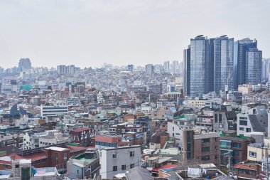 Güney Kore 'nin Seul başkentinin 30 Mart 2024 tarihli şehir manzarasını kaplayan duman ve sarı toz kirliliği