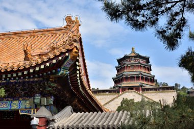 Budist Tütsü Kulesi (Foxiangge), 20 Nisan 2024 tarihinde Pekin, Çin 'deki Uzun Yaşam Sarayı' nda bahçe ve saray kompleksi üzerine kurulmuştur.