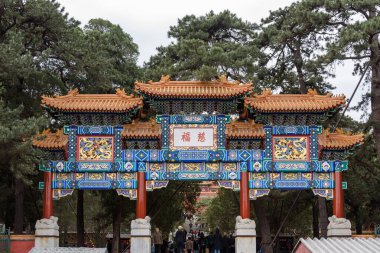 Yaz Sarayı 'nın dekoratif giriş kapısı, Çin İmparatorluk bahçeleri ve sarayları kompleksi ve 20 Nisan 2024' te Pekin, Çin 'deki UNESCO Dünya Mirası Alanı.