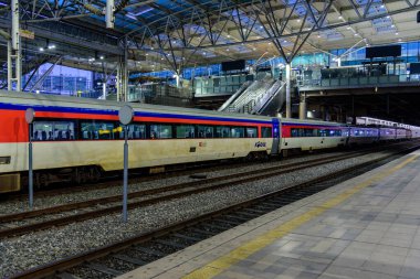 15 Şubat 2023 'te Güney Kore, Seul' deki yüksek hızlı ana tren istasyonu Seul istasyonundaki Korail treni