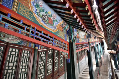 Yaz Sarayı 'nın Uzun Yaşam Tepesi' ndeki Budist Tütsü Kulesi 'ne (Foxiangge) çıkan renkli merdivenler, 20 Nisan 2024' te Pekin, Çin 'deki bahçe ve saraylar kompleksi ve UNESCO sahası.