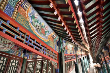 Yaz Sarayı 'nın Uzun Yaşam Tepesi' ndeki Budist Tütsü Kulesi 'ne (Foxiangge) çıkan renkli merdivenler, 20 Nisan 2024' te Pekin, Çin 'deki bahçe ve saraylar kompleksi ve UNESCO sahası.