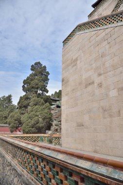 Yaz Sarayı 'nın Uzun Yaşam Tepesi' ndeki Budist Tütsü Kulesi 'ne (Foxiangge) çıkan renkli merdivenler, 20 Nisan 2024' te Pekin, Çin 'deki bahçe ve saraylar kompleksi ve UNESCO sahası.