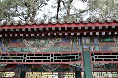 20 Nisan 2024 'te Çin' in Pekin kentinde bulunan uzun koridor, Çin İmparatorluğu bahçeleri ve sarayları ve UNESCO Dünya Mirasları kompleksi üzerine boyanmış süslemeler.