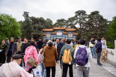 20 Nisan 2024 'te Çin' in başkenti Pekin 'deki Yaz Sarayı, bahçeler ve saraylar kompleksi ve UNESCO Dünya Mirası Sahası' nı ziyaret eden turistler