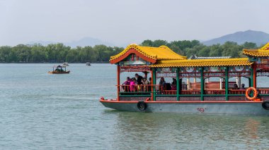 20 Nisan 2024 'te Çin' in Pekin kentindeki Çin İmparatorluğu bahçeleri ve sarayları kompleksindeki Kunming Gölü manzaralı turistik tekne.