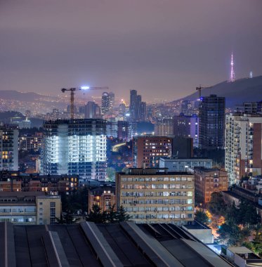Gürcistan 'ın başkenti Tiflis' in 4 Kasım 2025 'teki panoramik manzarası