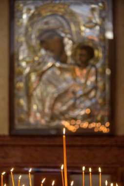 6 Kasım 2025 'te Gürcistan' ın başkenti Tiflis 'teki Gürcistan Ortodoks Kilisesi' nin ana katedrali olan Tiflis Kutsal Üçlü Katedrali 'nde mumlar.