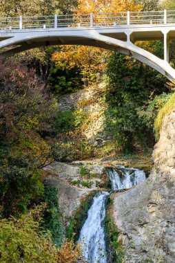 Gürcistan 'ın başkenti Tiflis' teki Sololaki tepelerindeki Ulusal Botanik Bahçesinde Şelale