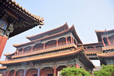 Çin 'in Pekin bölgesindeki Dongcheng bölgesinde 21 Nisan 2024 tarihinde Tibet Budizmi Yonghe Tapınağı' nın dekoratif mimarisi