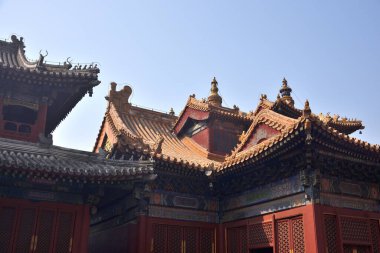 Çin 'in Pekin bölgesindeki Dongcheng bölgesinde 21 Nisan 2024 tarihinde Tibet Budizmi Yonghe Tapınağı' nın dekoratif mimarisi