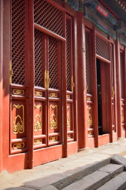 Çin 'in Pekin bölgesindeki Dongcheng bölgesinde 21 Nisan 2024 tarihinde Tibet Budizmi Yonghe Tapınağı' nın dekoratif mimarisi