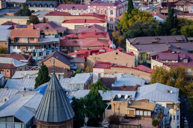 Gürcistan 'ın başkenti Tiflis' in 9 Kasım 2025 tarihli panoramik manzarası