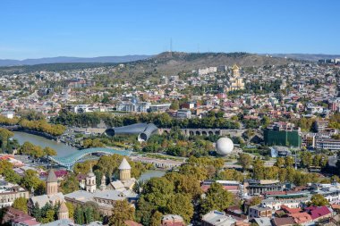 1 Kasım 2025 'te Gürcistan' ın başkenti Tiflis 'in panoramik manzarası