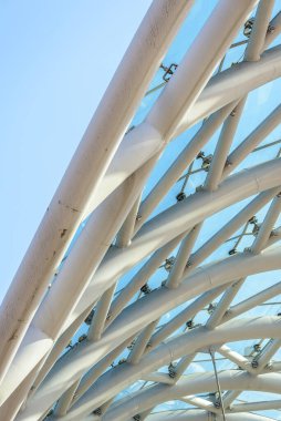 Barış köprüsünün cam ve çelik inşaatı, Gürcistan 'ın başkenti Tiflis' in ortasındaki Kura Mtkvari nehri üzerindeki yaya köprüsü.