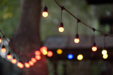 Dışarıdan sarkan renkli ampulleri olan ip ışıkları..