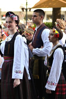 Sırbistan 'ın başkenti Belgrad' da 8 Haziran 2024 'te düzenlenen Sırp Halk Meclisi mitinginde Sırp folklor kostümleri giyen gençler