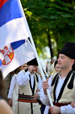 Sırbistan 'ın başkenti Belgrad' da 8 Haziran 2024 'te düzenlenen Sırp Halk Meclisi mitinginde Sırp folklor kostümleri giyen gençler